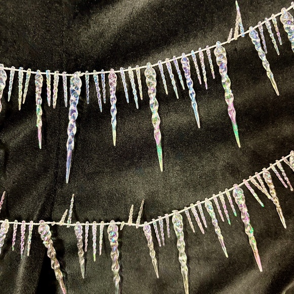 100" Festive Iridescent Icicle Garland - Picture 2 of 4